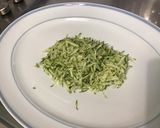 Une image de l'étape 4 de Salade de tomates, courgette et concombre aux sardines, câpres et mozzarella sauce malt.