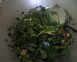Foto langkah ke 2 dari resep Tumis Kangkung Ceria.