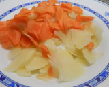 Foto del paso 1 de la receta: Tortilla de patatas con zanahoria y pasas