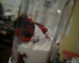 Foto langkah ke 2 dari resep Berry yogurt smoothie for keto diet.