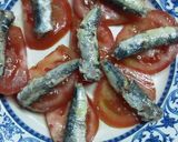 Foto del paso 3 de la receta: Ensalada de 🍅 tomate con sardinas🐟 en aceite