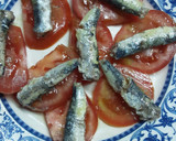 Foto del paso 3 de la receta: Ensalada de 🍅 tomate con sardinas🐟 en aceite