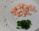 Foto del paso 1 de la receta Tortilla de cilantro y langostinos con ensalada de tomates rosas