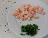 Foto del paso 1 de la receta: Tortilla de cilantro y langostinos con ensalada de tomates rosas