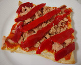 Foto del paso 4 de la receta: Pizza fría de atún con pimientos y aceitunas en base de hojaldre