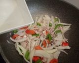 รูปขั้นตอนการทำที่ 2 ของ หอมหัวใหญ่ผัดหมูสับพริกหวาน