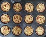 Foto del passaggio 5 della ricetta Roselline di pasta frolla con mele e crema pasticcera