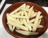 Foto del paso 4 de la receta: Salchichas cocidas con vino patatas fritas y huevo frito