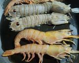 Foto del paso 2 de la receta: Arroz con calamares, gambas y galeras