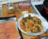 Foto del paso 1 de la receta: Farfalle con salmón y bacon
