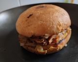 Foto del paso 4 de la receta: Sándwich🥯de cebolla🧅y tocineta🥞 caramelizada🥓con queso🧀en pan de almojábana🥯