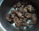 A picture of step 1 of Chicken Gizzards in garlic sauce.