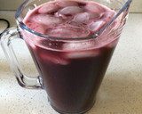Foto del paso 3 de la receta: Cóctel de vino con cerezas y frutillas
