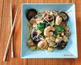 Foto del paso 10 de la receta: Wok de fideos de arroz con pollo, langostinos, verduras y salsas chinas