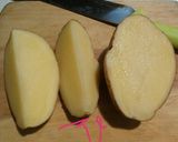 Foto langkah ke 1 dari resep Potato Wedges Panggang Teflon.
