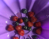 Foto del paso 2 de la receta: Bizcochito de choco con frutos rojos saludable