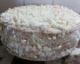 Foto del paso 8 de la receta: Torta postre de merenguitos con dulce de leche y chantilly 🍰