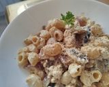 A picture of step 8 of Pasta Carbonara with Mushrooms.