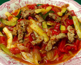 Foto del paso 5 de la receta: Cordero con pimientos rojos, calabacín y cebolla
