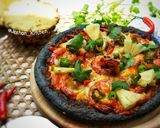 Foto langkah ke 4 dari resep Black PIZZA With Shrimp, Pineapple, and Serrano Peppers.