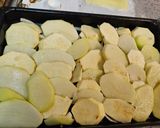 Foto del paso 2 de la receta: Chorizos con papas y boniatos al horno
