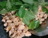 Gambar langkah 3 resipi Thai Chicken Basil.