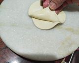 A picture of step 4 of स्पाइसी नूडल्स रोल.