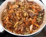 Foto del paso 4 de la receta: Verduras salteadas en salsa con pechuga de pollo