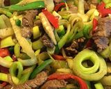 Une image de l'étape 4 de Wok de bœuf au fenouil poivrons rouges et verts poireaux 4 épices et sauce soja.