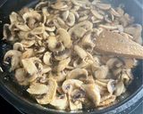 Une image de l'étape 2 de Orzo crémeux poulet / champignons / parmesan 🐓🍄🟫.