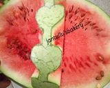 A picture of step 2 of Melon fruits basket.