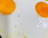 صورة لخطوة 1 من وصفة ساندويتش البيض مع الشيدر والأفوكادو 🥪🍳🥑🍒🥒