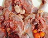 Hình bước làm 1 của món Xôi nghệ chim cút thịt gà