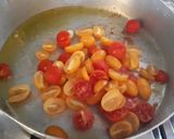 Foto del passaggio 2 della ricetta Calamarata con spada datterino giallo olive capperi e menta
