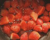 Foto langkah ke 2 dari resep Korean strawberry latte.