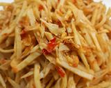 Foto langkah ke 4 dari resep Tumis Rebung Udang Kering.