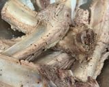 Hình bước làm 1 của món Cơm nhà với canh sườn rau muống nấu sấu, ngô chiên bơ rong biển vụn, đậu cove luộc rắc mè, chả mực