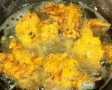 A picture of step 2 of Onion/pyaz ke Pakode.