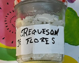 Foto del paso 5 de la receta: Requesón casero con flores. "Pon flores en tu boca"