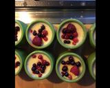Une image de l'étape 2 de Flans vanille et fruits rouges.