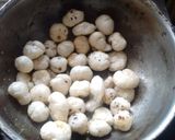 A picture of step 1 of Salt and pepper Makanan.