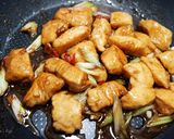 A picture of step 4 of Savory and Spicy Stir-Fried Chicken with Scallions.