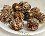 અખરોટ ખજૂર બોલ્સ (Walnuts Khajur Balls Recipe in Gujarati) રેસીપી સ્ટેપ7ફોટો