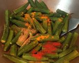 A picture of step 4 of Dahi Bhindi.