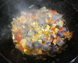 Foto del paso 2 de la receta: Crema de patatas azules con tomate - veggie