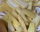 Hình bước làm 2 của món Cơm nhà với cá chẽm kho gừng, thăn bò xào su su ngô bao tử, canh rau ngót thịt băm, đào tươi