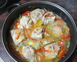 Foto del paso 3 de la receta: Muslos de pollo en escabeche con papas fritas