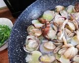 A picture of step 2 of Spaghetti with Clams and Razor Clams (White Sauce) 🐚😋😋.