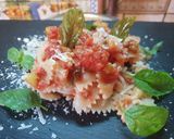 Foto del passaggio 3 della ricetta Farfalle al ragù di zucchine genovesi e scalogno