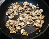 Foto del paso 3 de la receta: Setas y champiñones salteados 🍄🍴